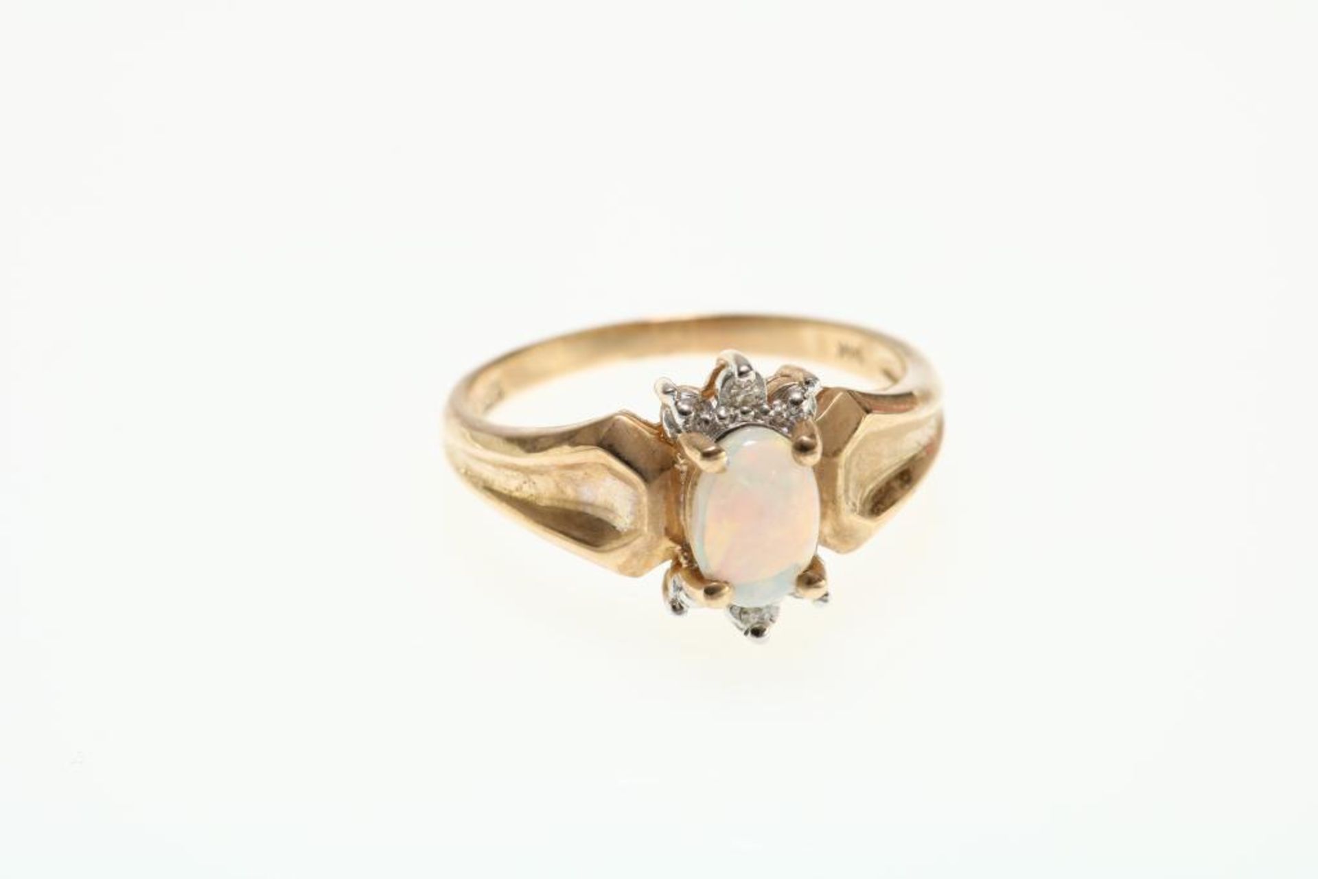 Gouden ring bezet met opaal