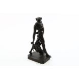 Bronzen sculptuur van circus artiest