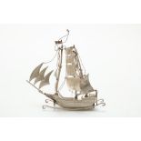 Zilveren miniatuur zeilschip