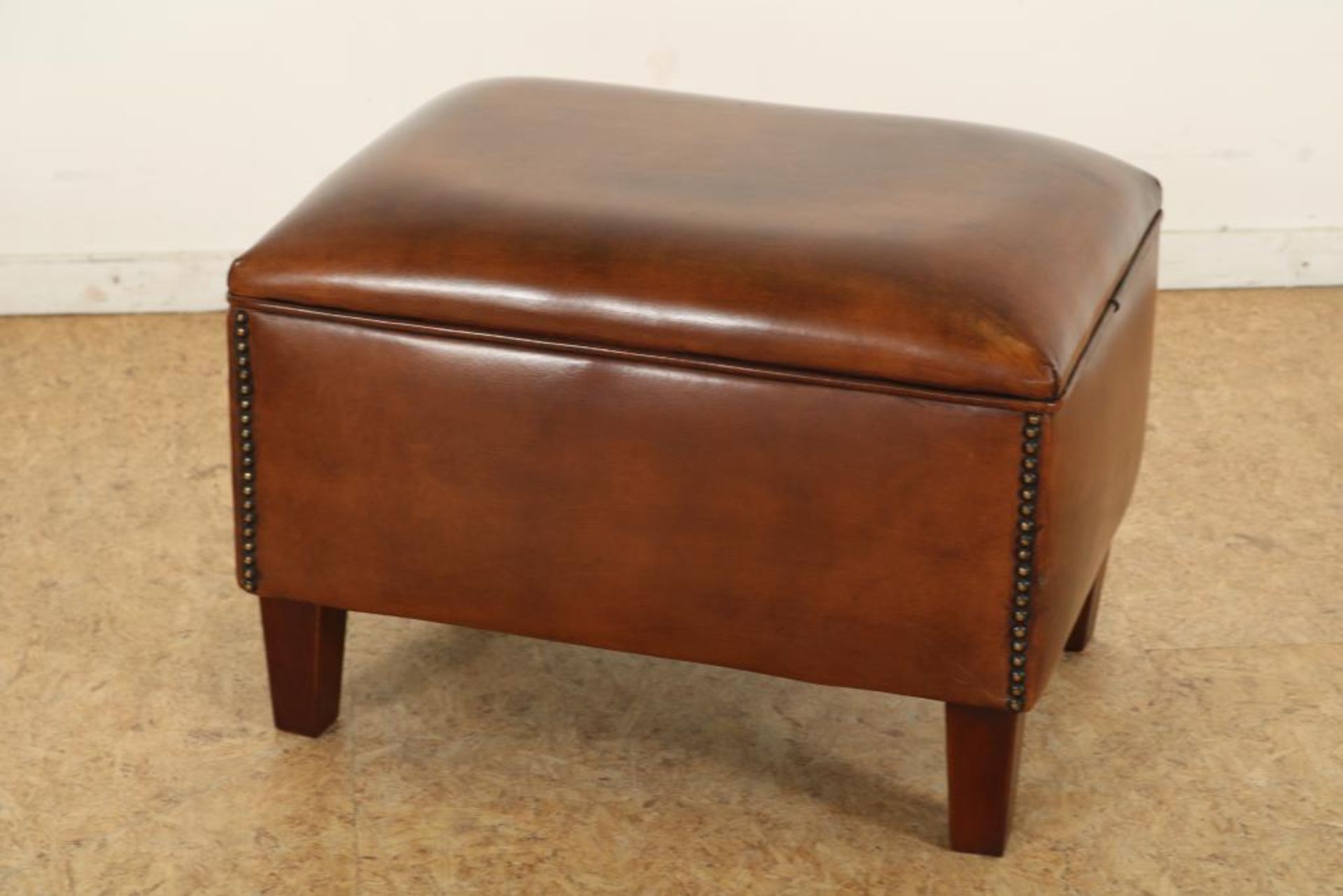 Tabouret bekleed met bruin leer