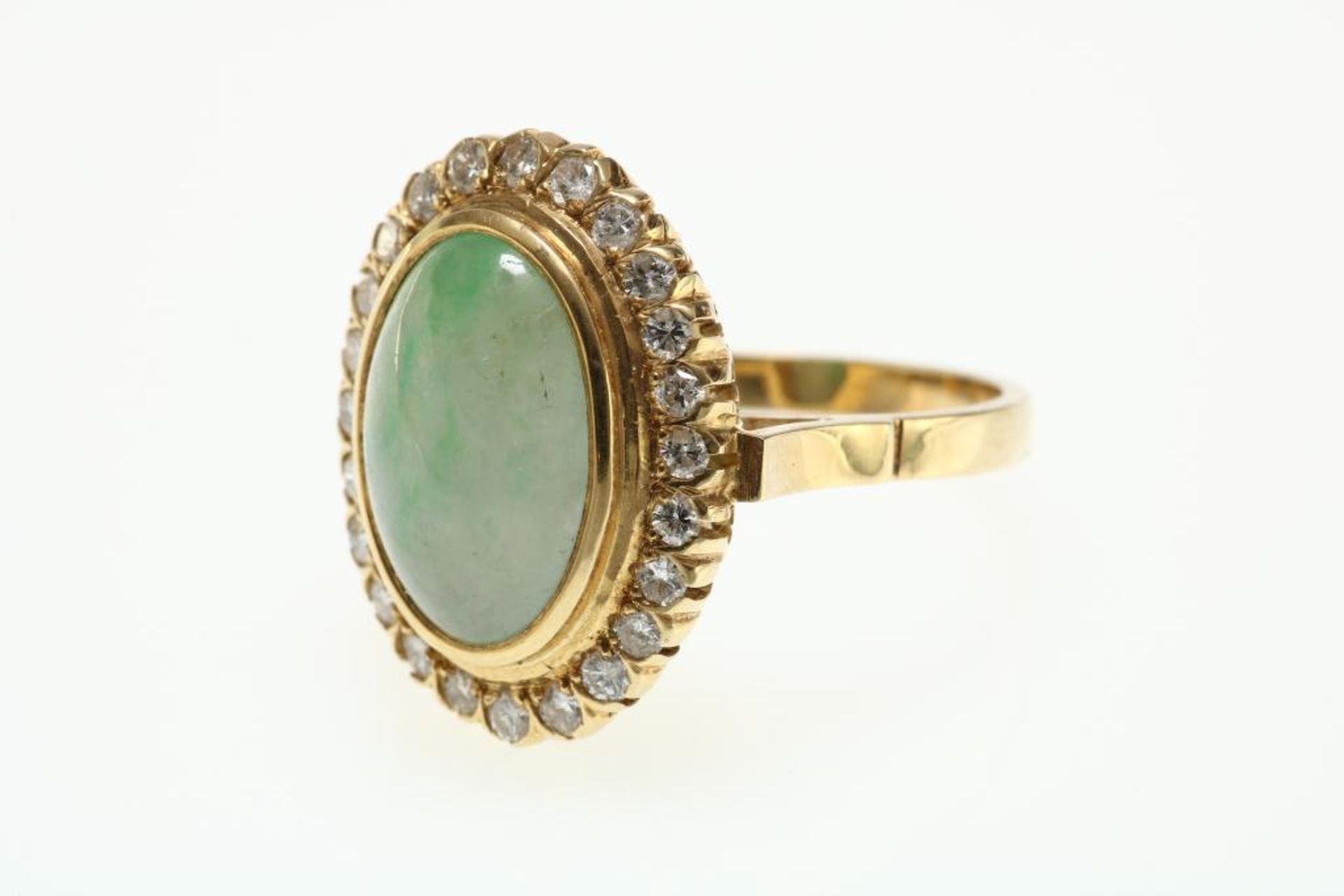 Geelgouden ring bezet met cabochon jade - Image 3 of 4