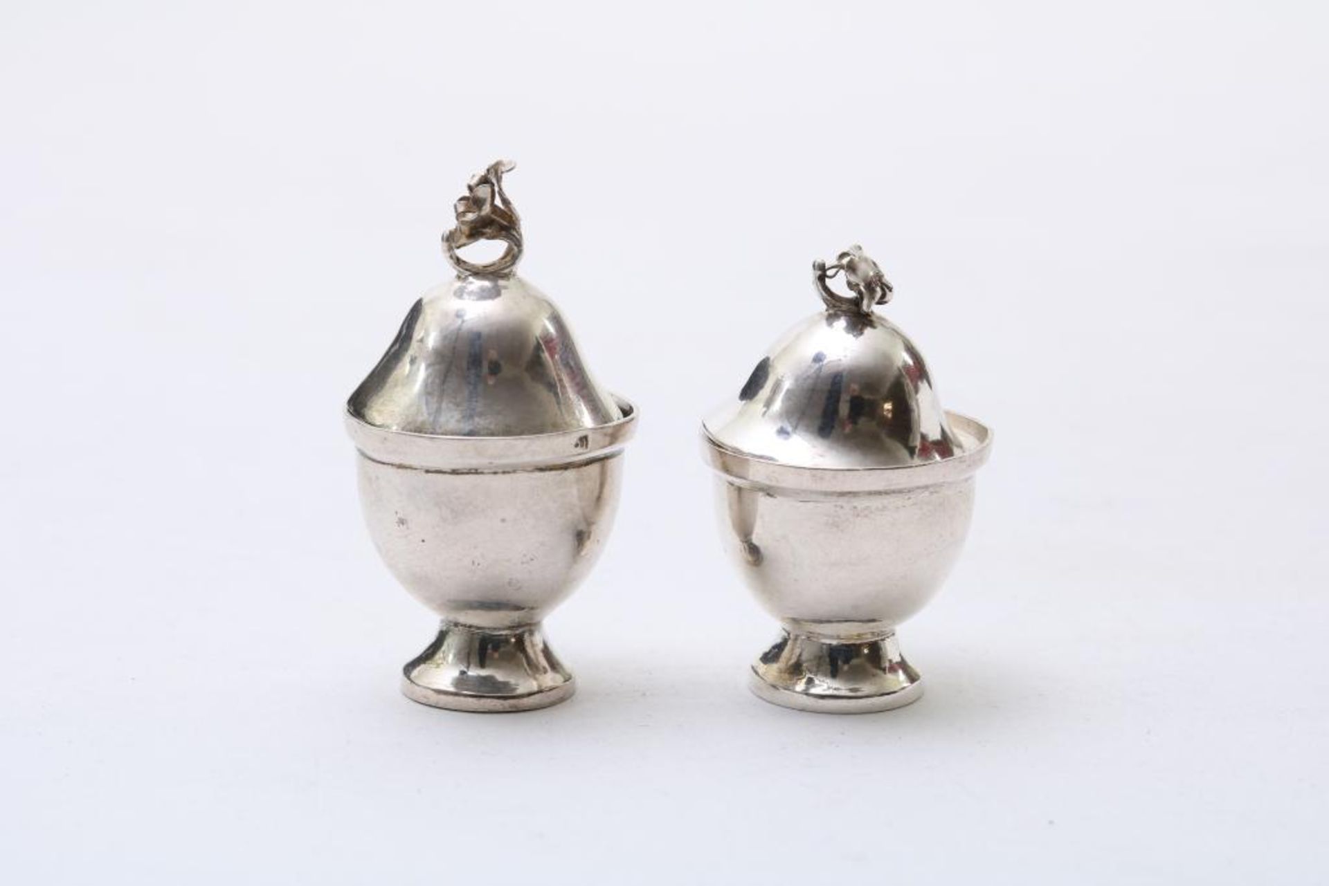Twee zilveren miniatuur dekselvazen