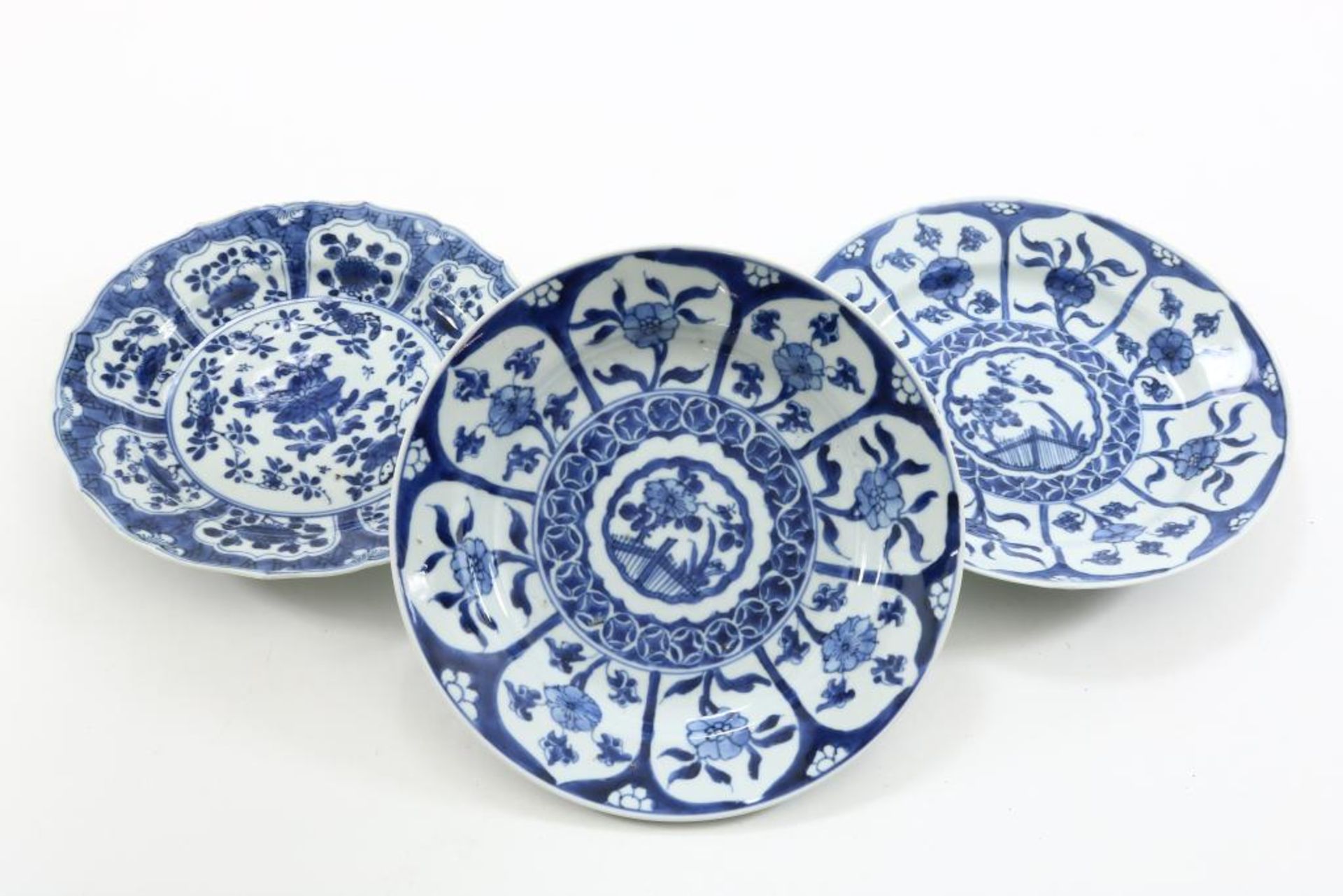 Serie van 3 porsleinen Kangxi borden