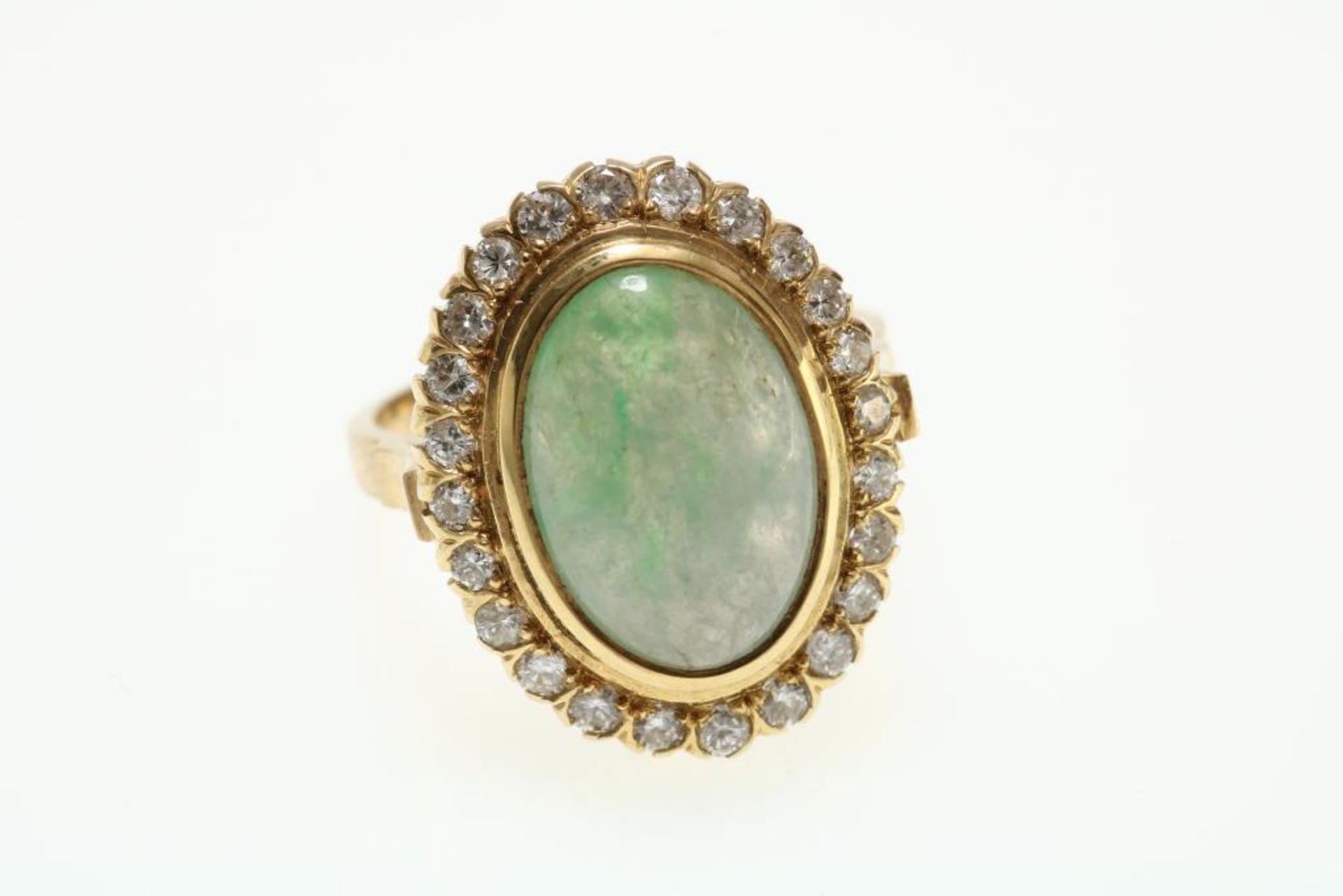 Geelgouden ring bezet met cabochon jade - Image 2 of 4