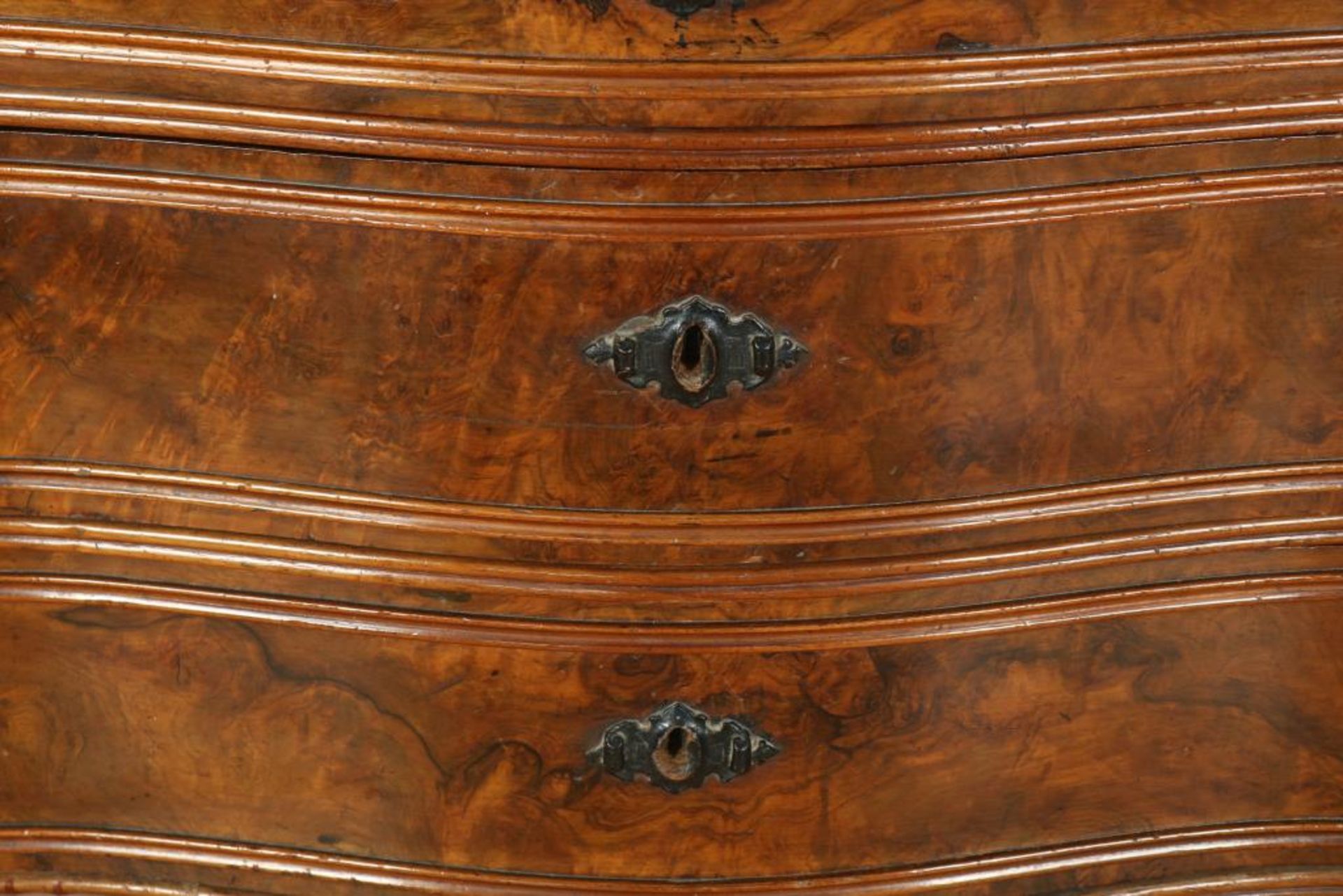 Wortelnoten gefineerde commode - Image 3 of 4