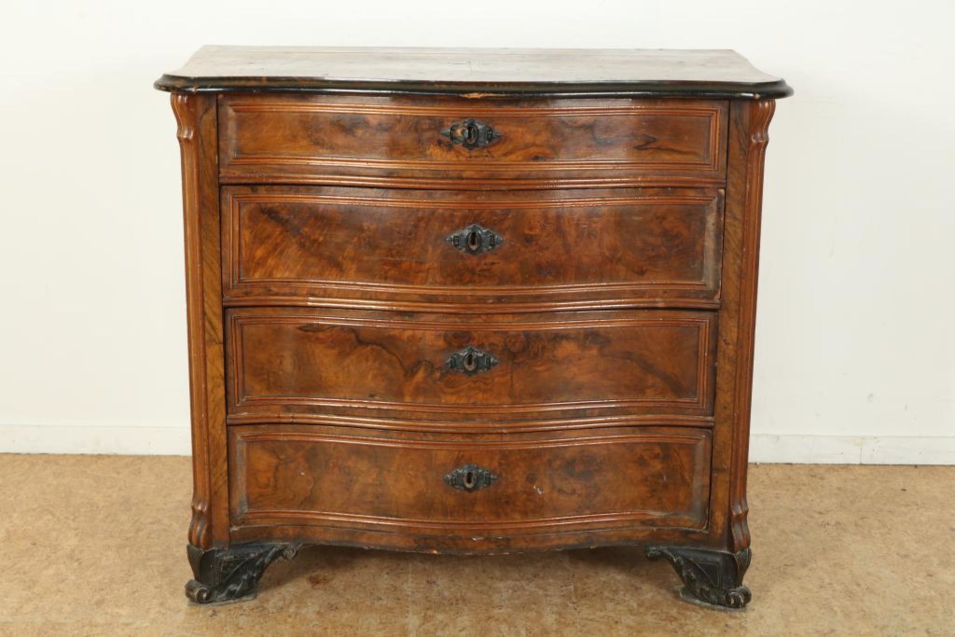 Wortelnoten gefineerde commode