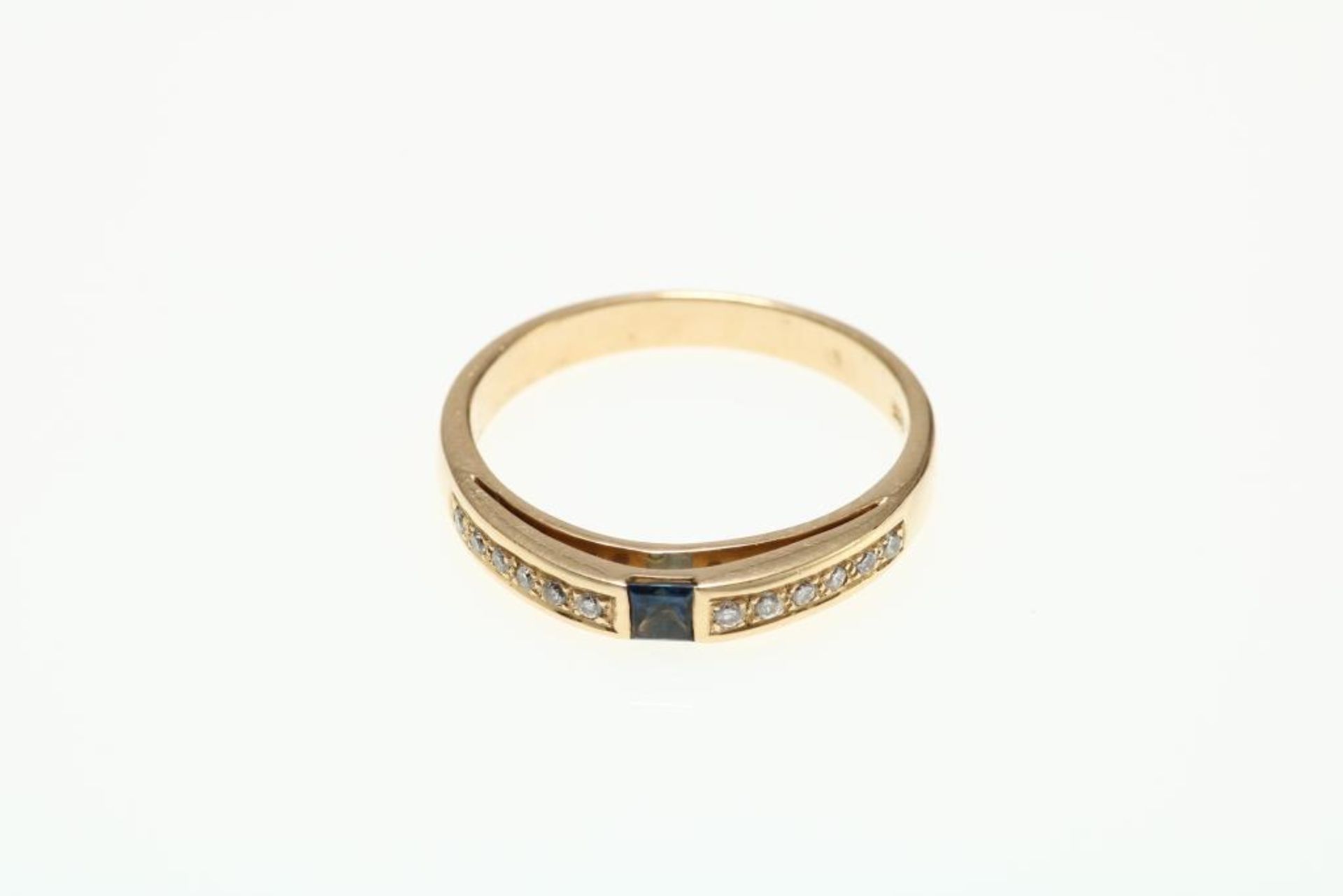 Gouden ring bezet met blauwe saffier