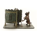 Bronzen Weense brons, pug bij urinoir