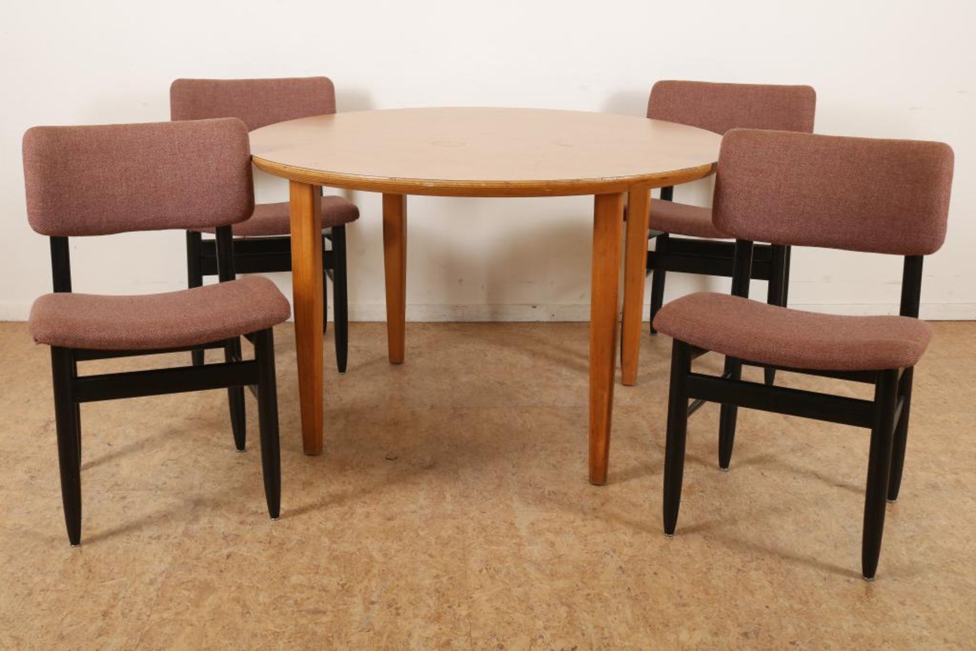 Serie van 4 stoelen en ronde tafel