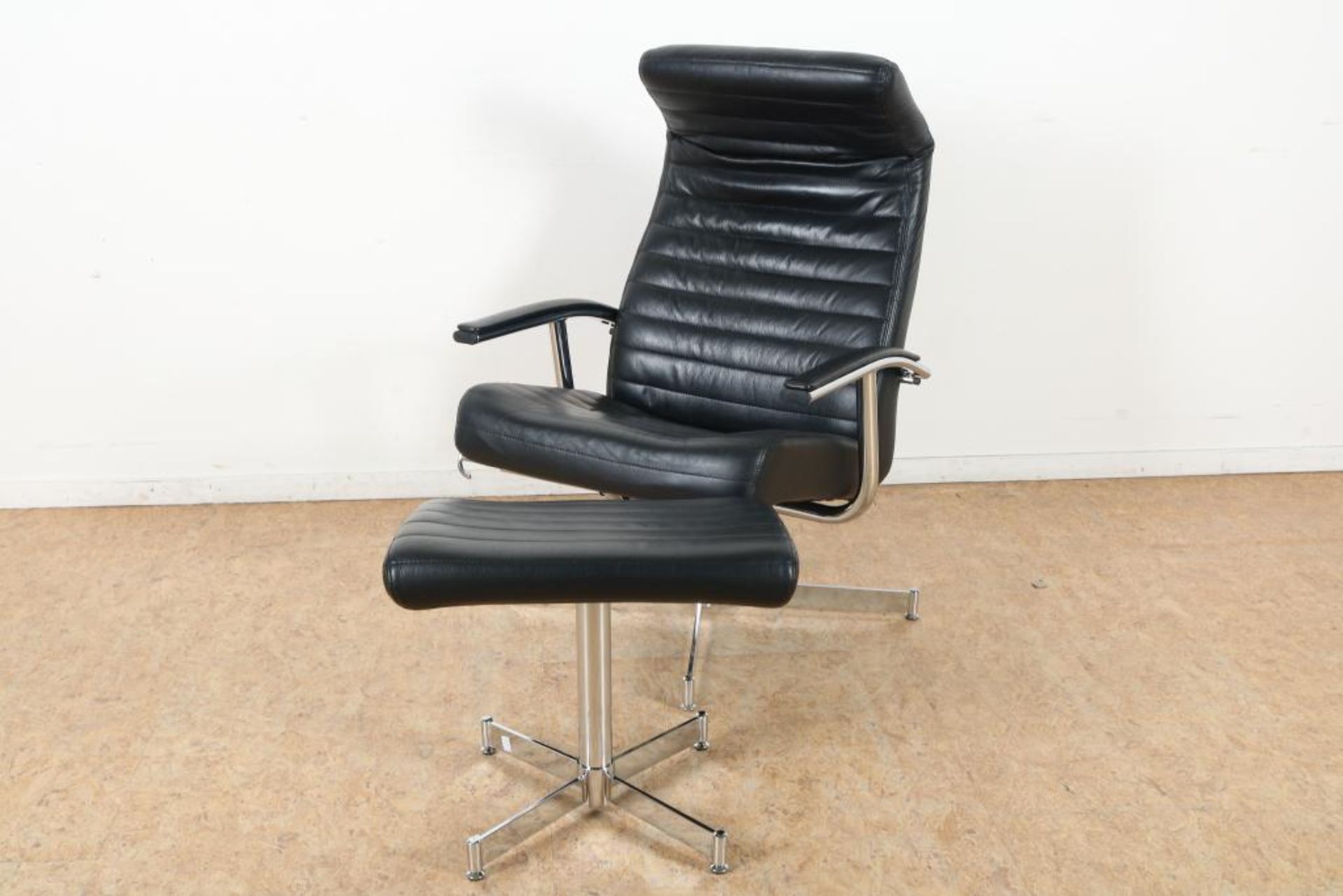 Zwartleren lounge chair en hokker