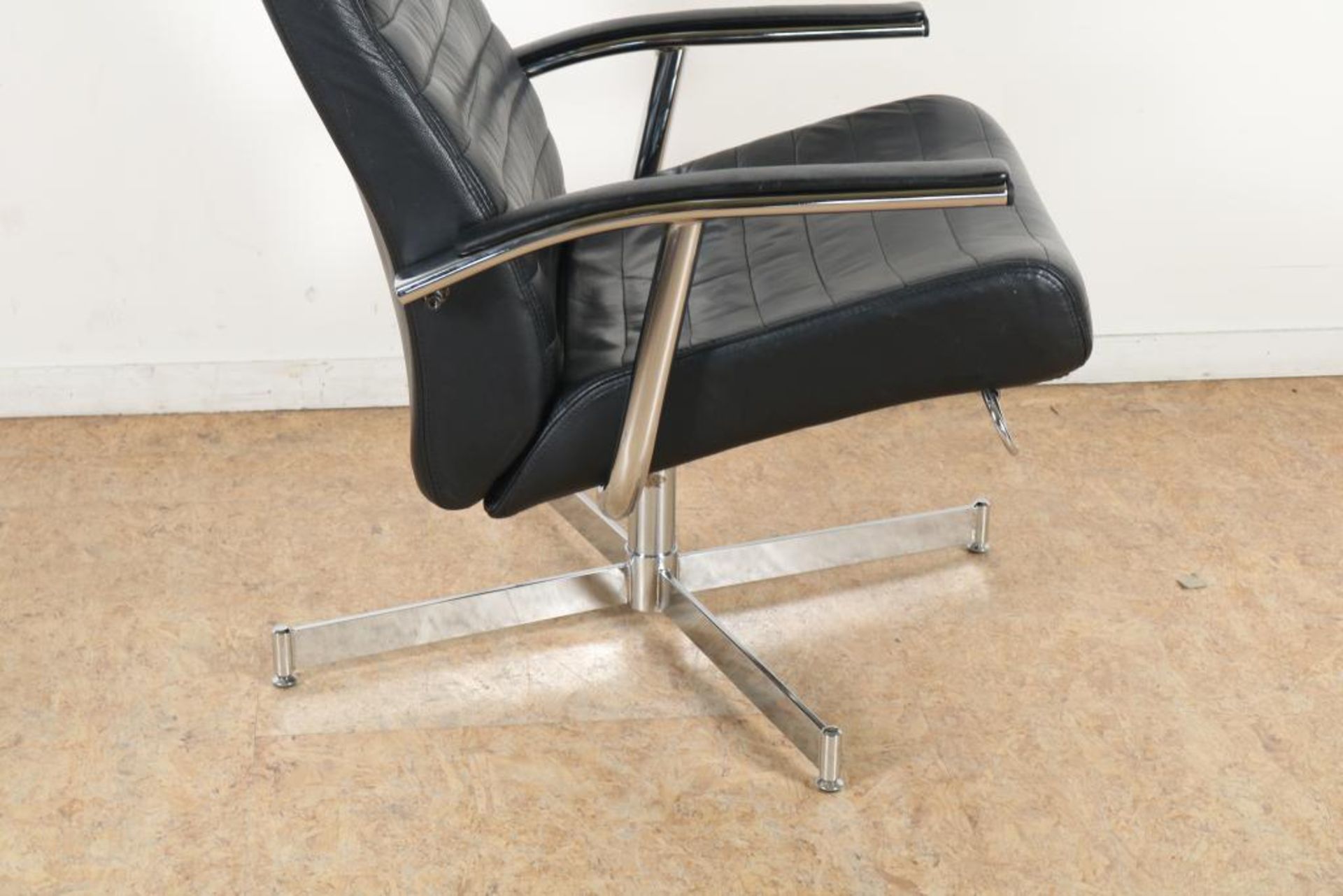 Zwartleren lounge chair en hokker - Image 3 of 4