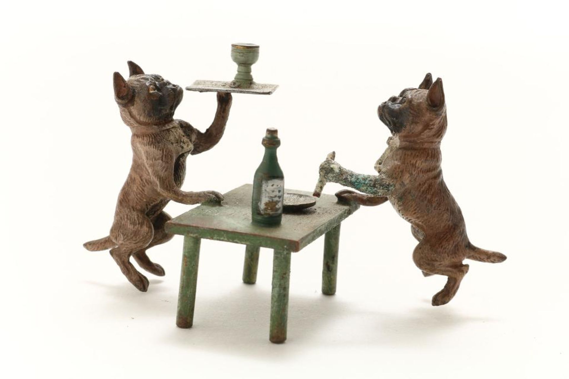 Bronzen Weense brons, pug aan tafel