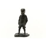 Bronzen sculptuur van jongentje