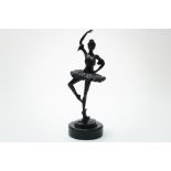 Bronzen sculptuur van danseres