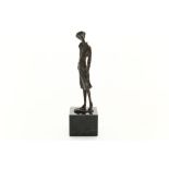 Bronzen sculptuur van dame op sokkel