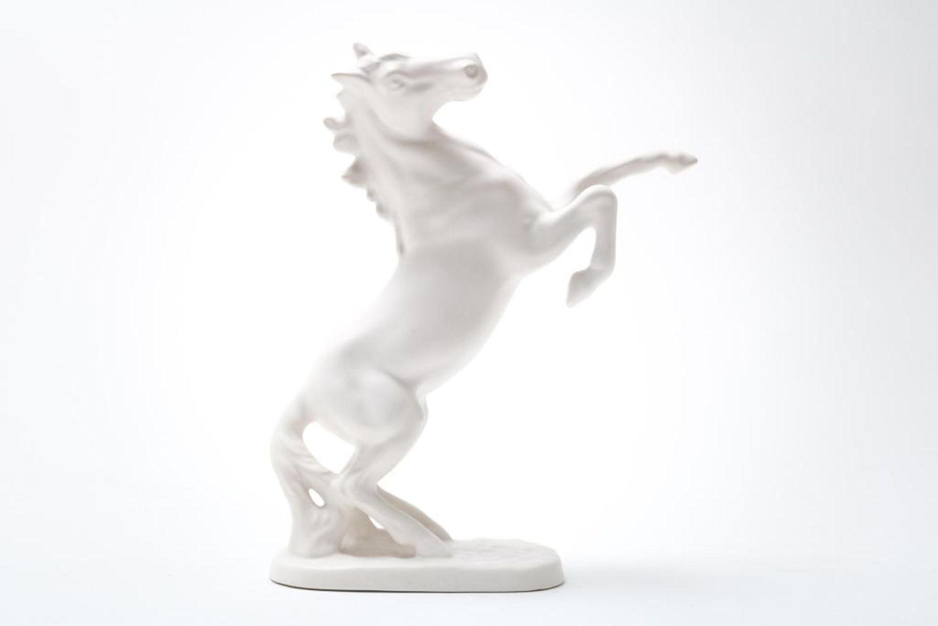 Wit keramieken sculptuur van paard