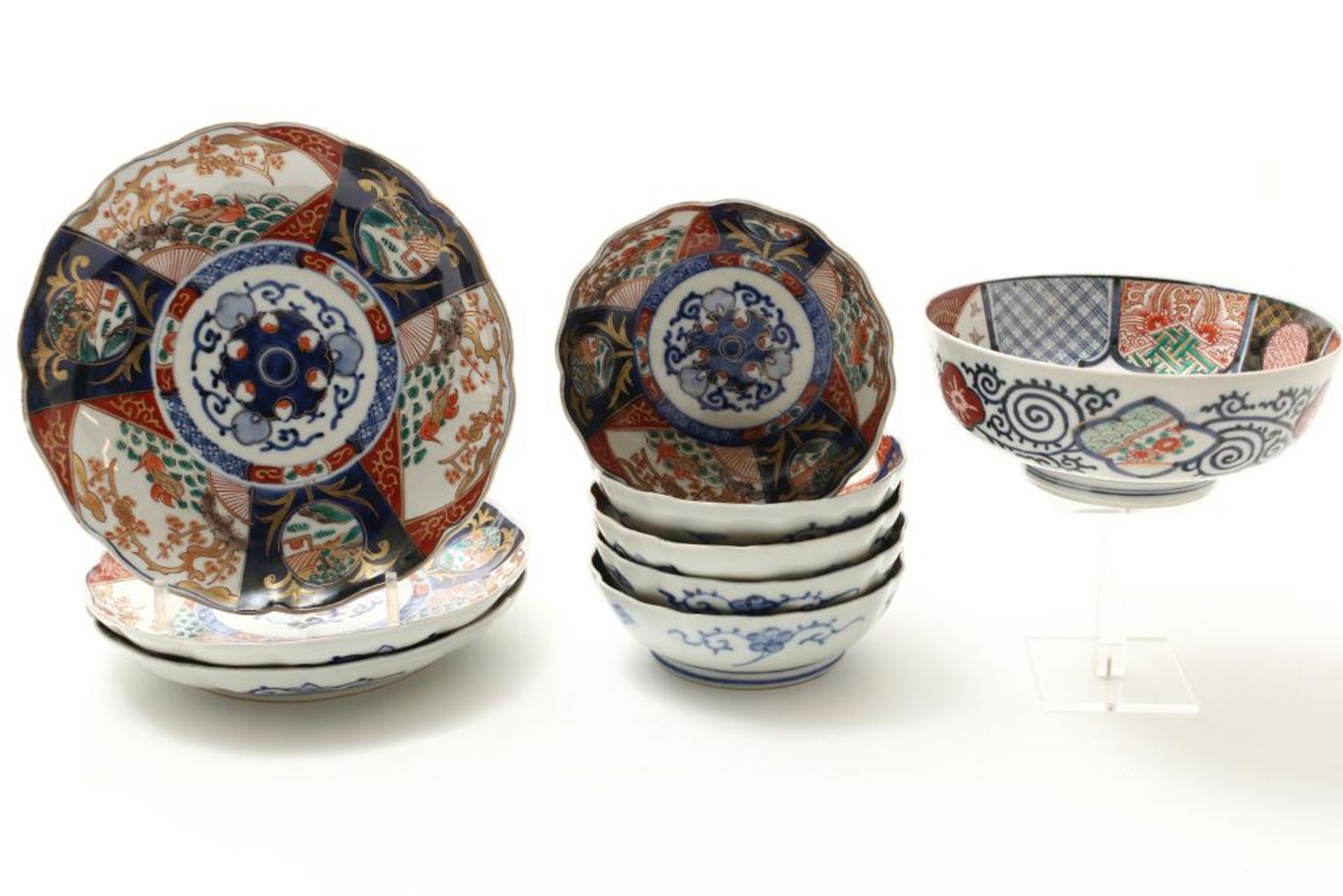 Lot van 9 Imari schalen en borden