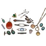 Diverse zilveren en onedele sieraden,