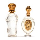 Twee kristallen parfumflacons met gouden montuur.