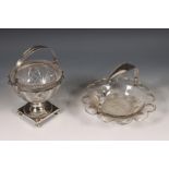 Kristallen schaal met zilveren beugel en coupe met zilveren montuur en voet, 19e eeuw,