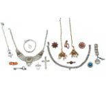 Diverse zilveren en onedele sieraden,