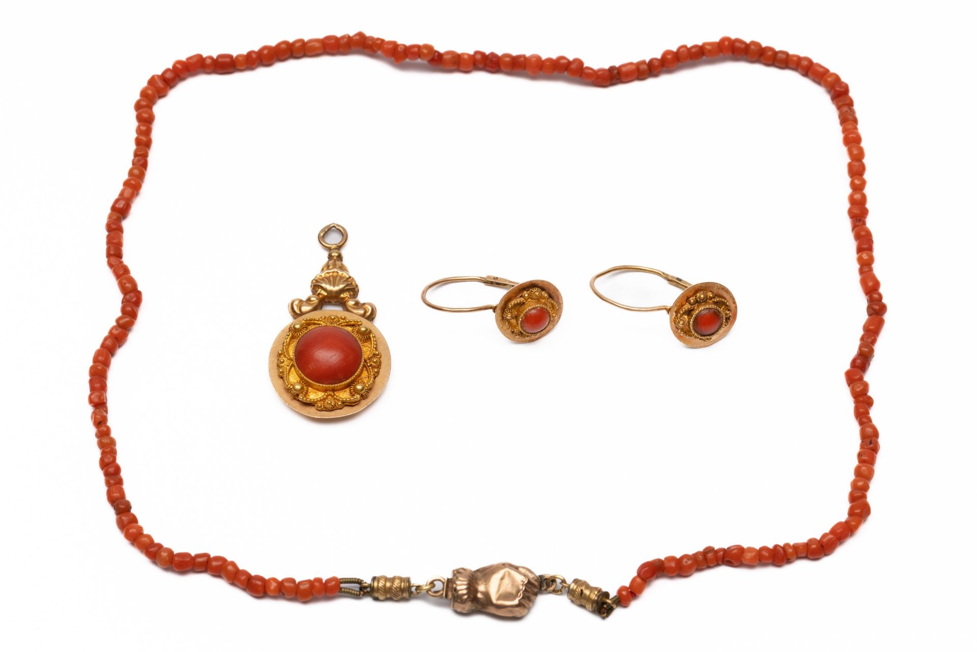 Diverse antieke gouden sieraden met bloedkoraal