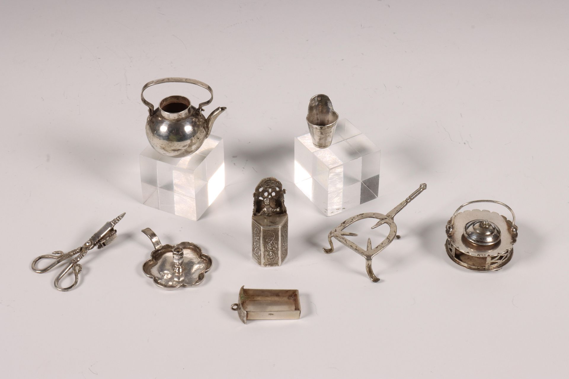 Collectie van zeven poppegoed miniaturen, 18e/19e eeuw,