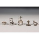 Vier pijpewroeters, snuiflepeltje, drie 'Poppegoet' en twee speelgoed miniaturen, 19e eeuw,
