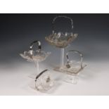 Vier diverse kristallen mandjes met zilveren hengsel, 19e eeuw,
