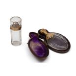 Twee kristallen parfumflacons met gouden montuur, 19e eeuw