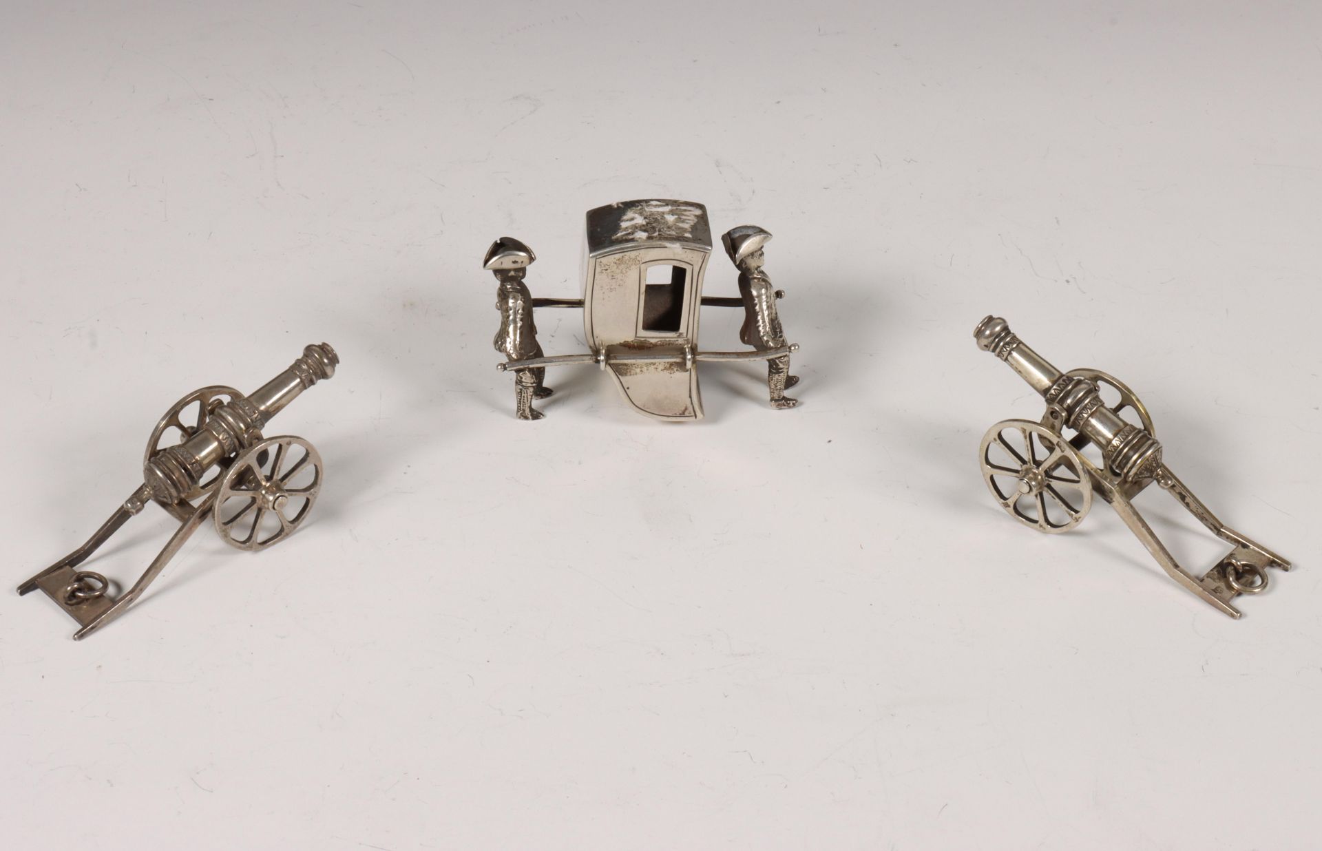 Drie miniaturen: draagstoel met twee dragers, en twee miniaturen, kanon op affuit, vroeg 20e eeuw, - Bild 3 aus 3