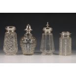 Vier diverse kristallen theeflacons met zilveren montuur en dop, eind 19e/vroeg 20e eeuw,