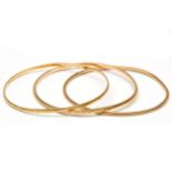 Set van drie 18 kt. gouden rinkelarmbanden,