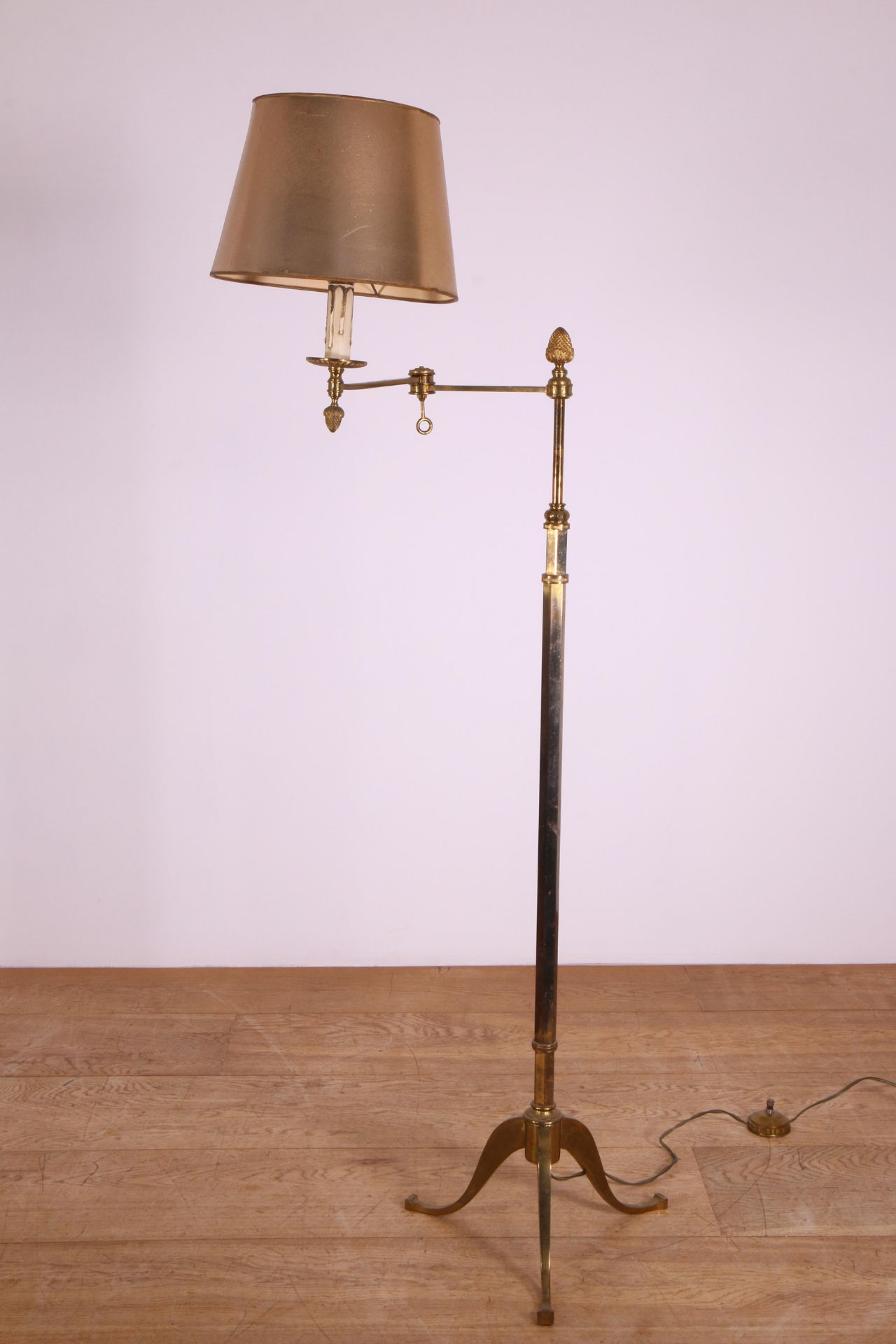 Frankrijk, messing staande schemerlamp in Louis XVI-stijl, 50'er jaren,