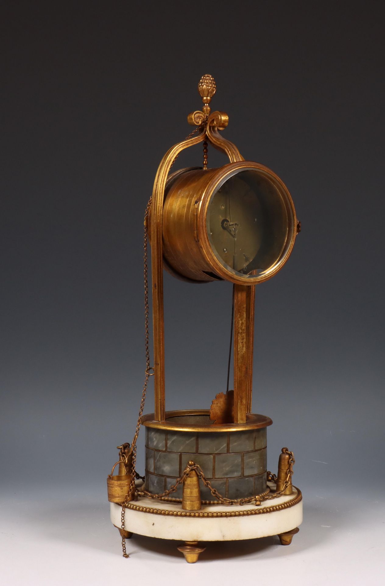 Frankrijk, vuurverguld bronzen en marmeren pendule, Louis XVI, ca. 1800. - Bild 10 aus 10