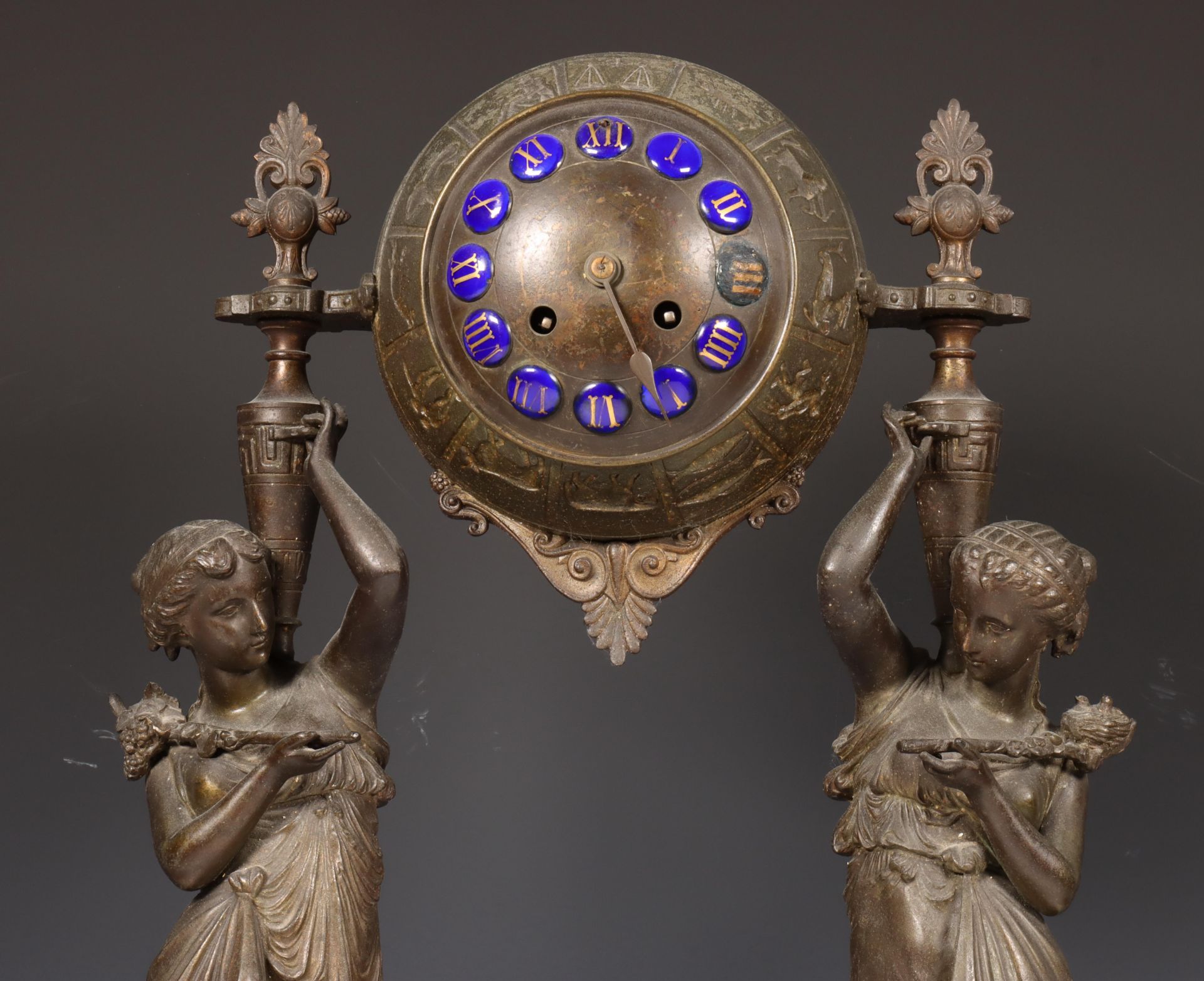 Frankrijk, zamac 'zodiac' pendule, 19e eeuw. - Image 2 of 3
