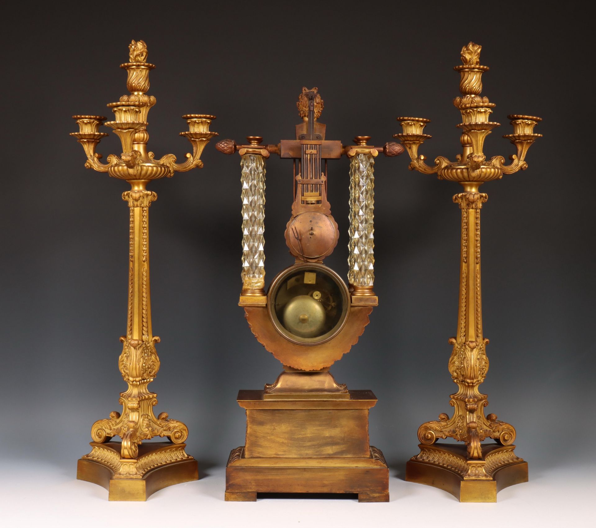 Frankrijk, verguld bronzen pendule met paar drielichts kandelaren,, Charles X, 19e eeuw. - Bild 2 aus 2