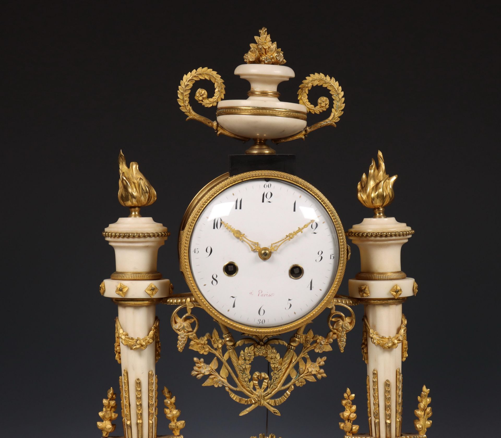 Frankrijk, wit marmeren pendule, Louis XVI, ca. 1800. - Bild 2 aus 5