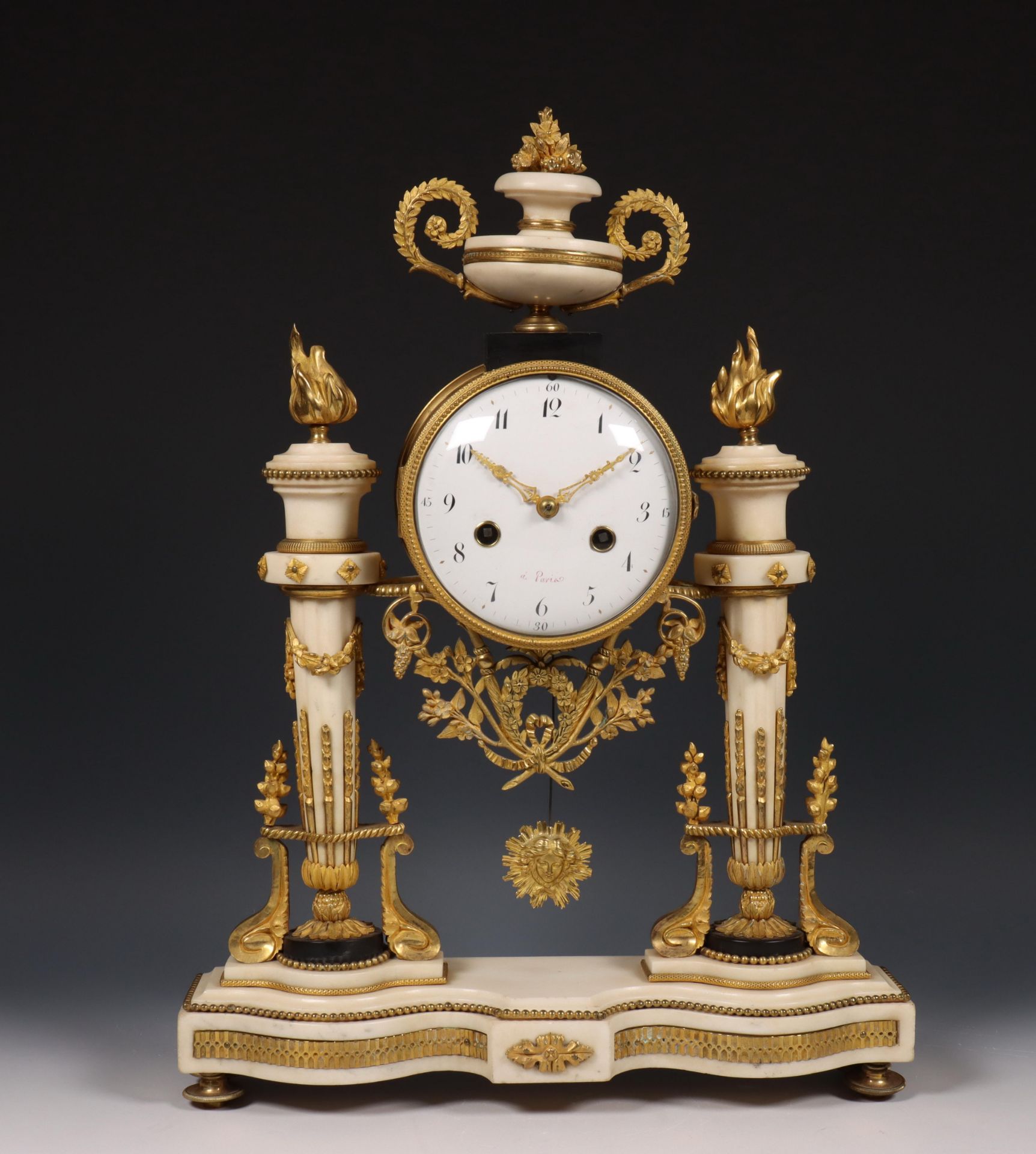 Frankrijk, wit marmeren pendule, Louis XVI, ca. 1800.