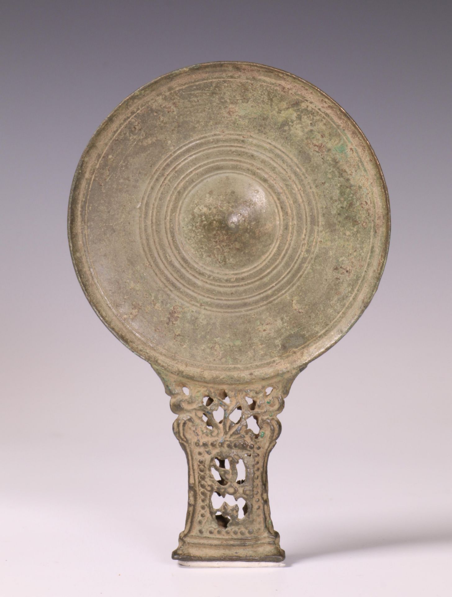 Java, East Javanese period, a bronze mirror, ca. 13th-15th century. - Bild 2 aus 5