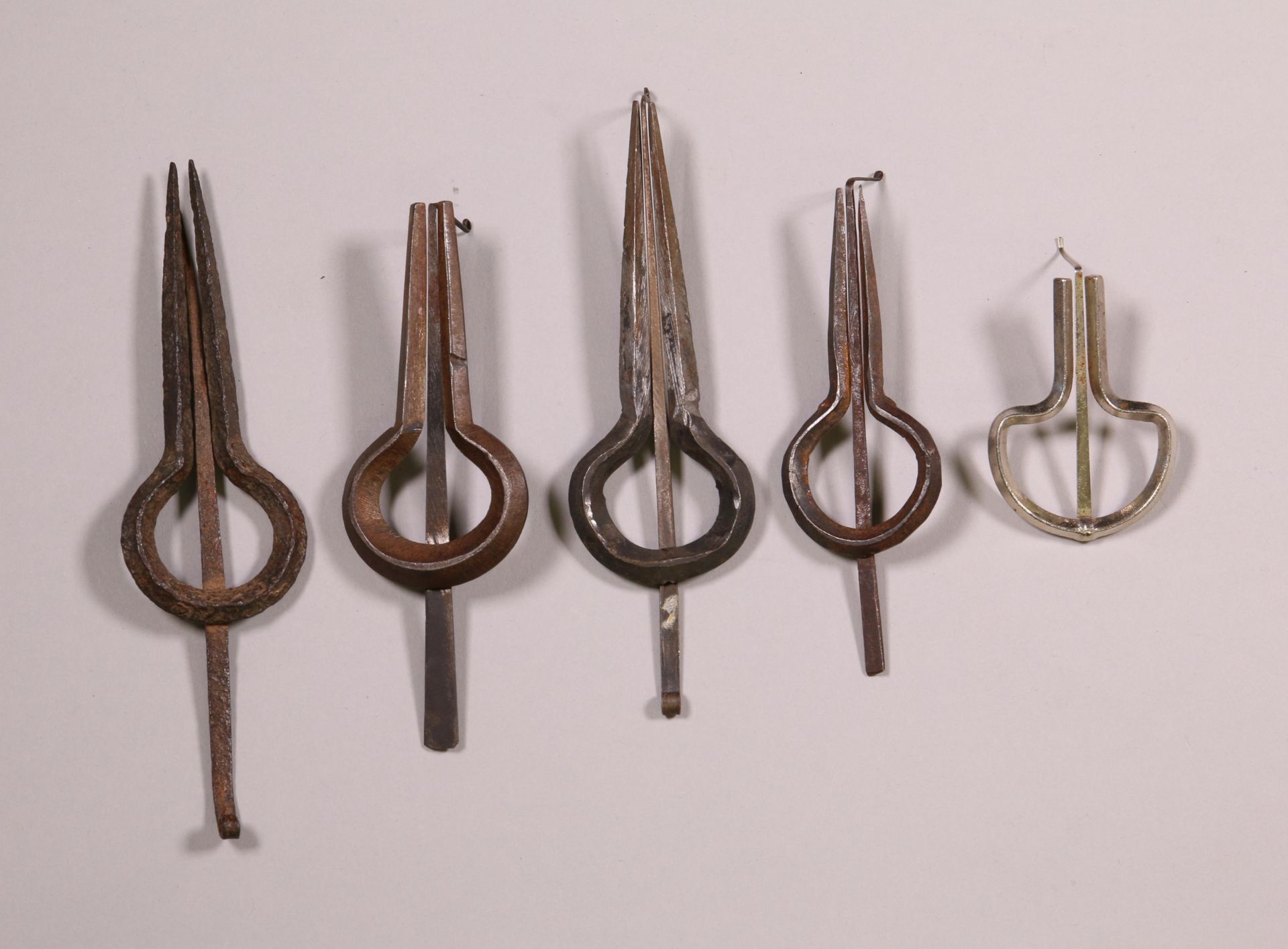 A collection of five metal mouth harps - Bild 2 aus 2