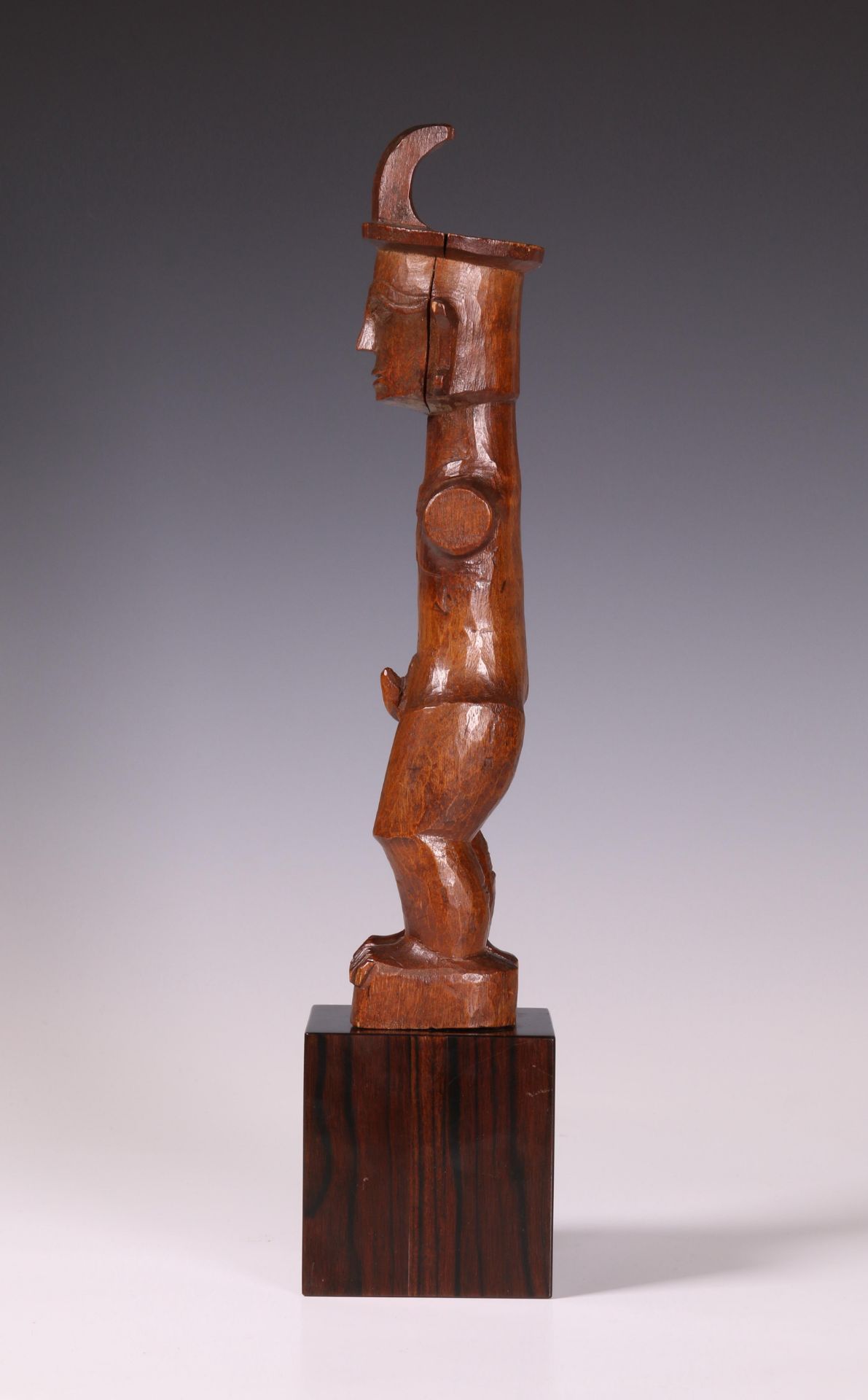 South Nias or Batu Ilands, standing male ancestor figure, ada zatua/ azu nowu - Bild 4 aus 6