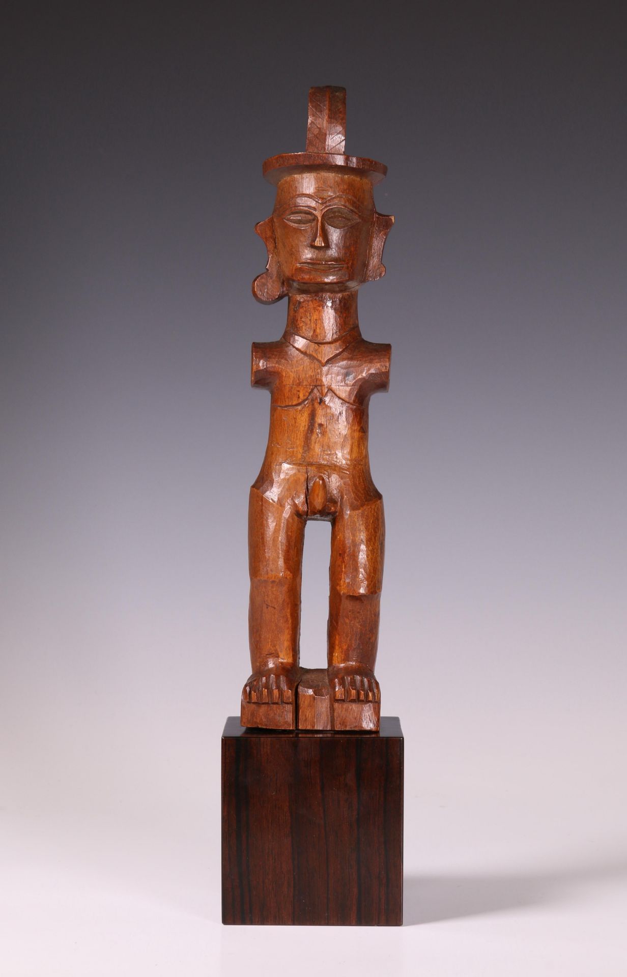 South Nias or Batu Ilands, standing male ancestor figure, ada zatua/ azu nowu - Bild 3 aus 6