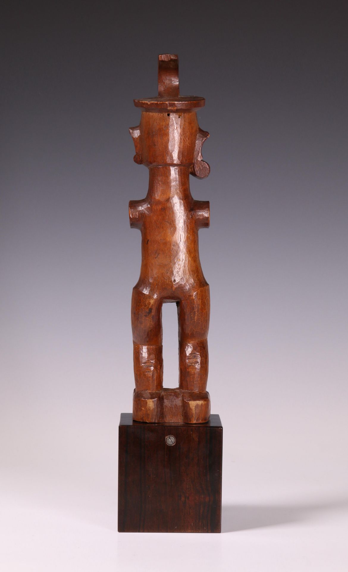 South Nias or Batu Ilands, standing male ancestor figure, ada zatua/ azu nowu - Bild 6 aus 6