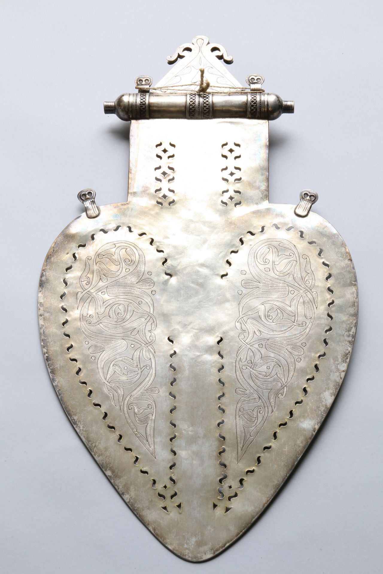 Turkmenistan, Tekke, large hart shaped back pendant, asik; - Bild 2 aus 3