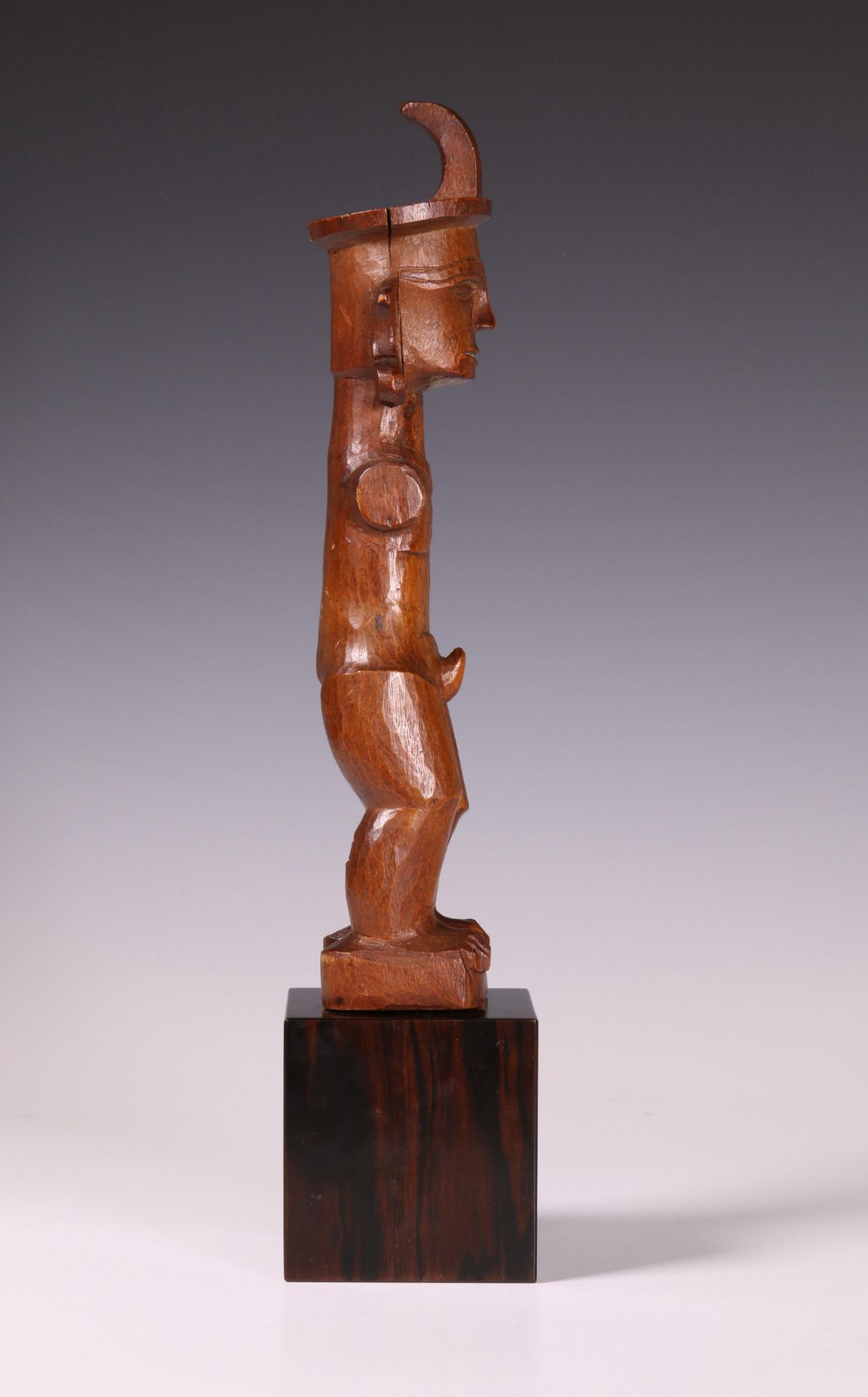 South Nias or Batu Ilands, standing male ancestor figure, ada zatua/ azu nowu - Bild 5 aus 6