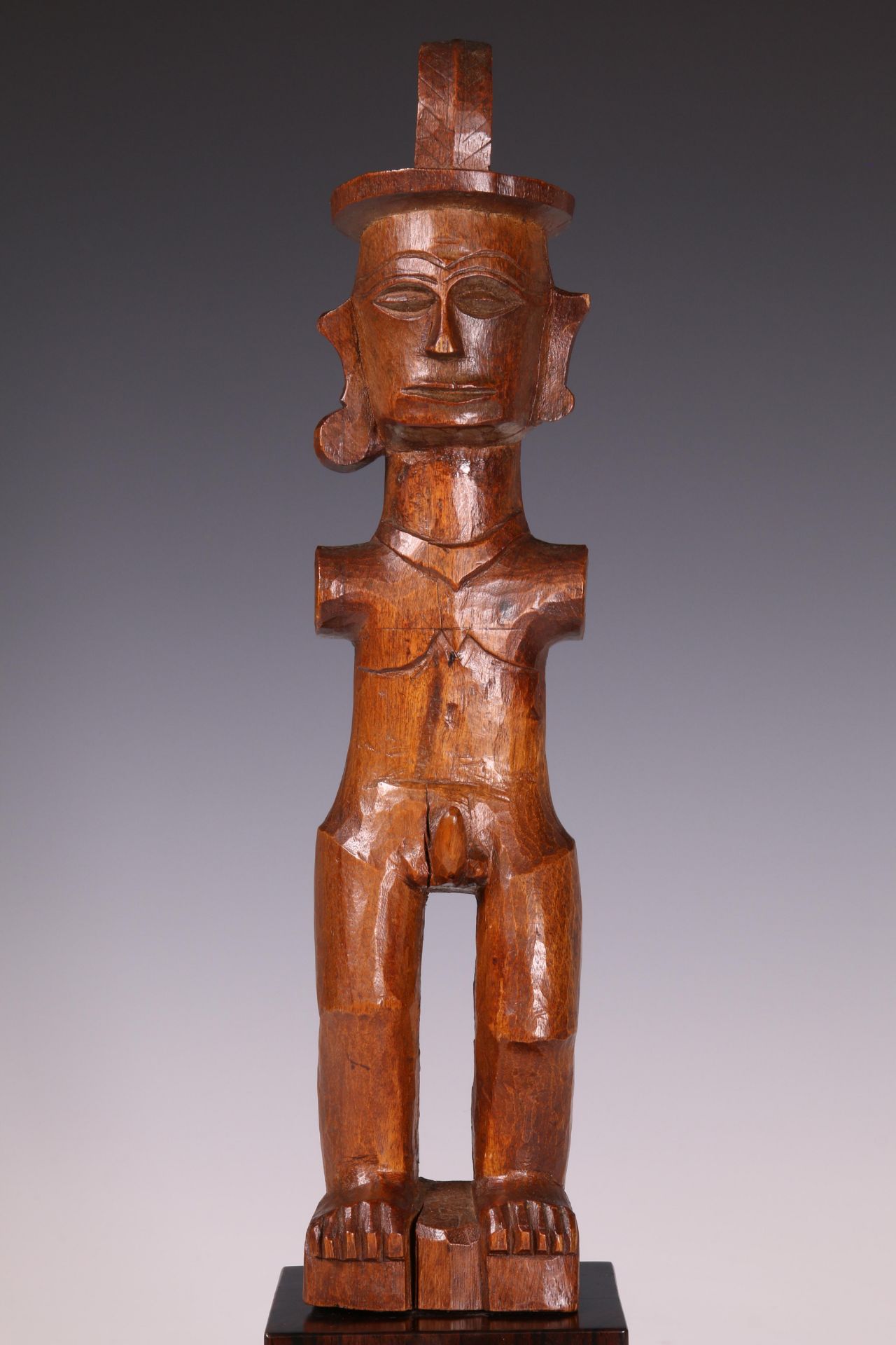 South Nias or Batu Ilands, standing male ancestor figure, ada zatua/ azu nowu - Bild 2 aus 6