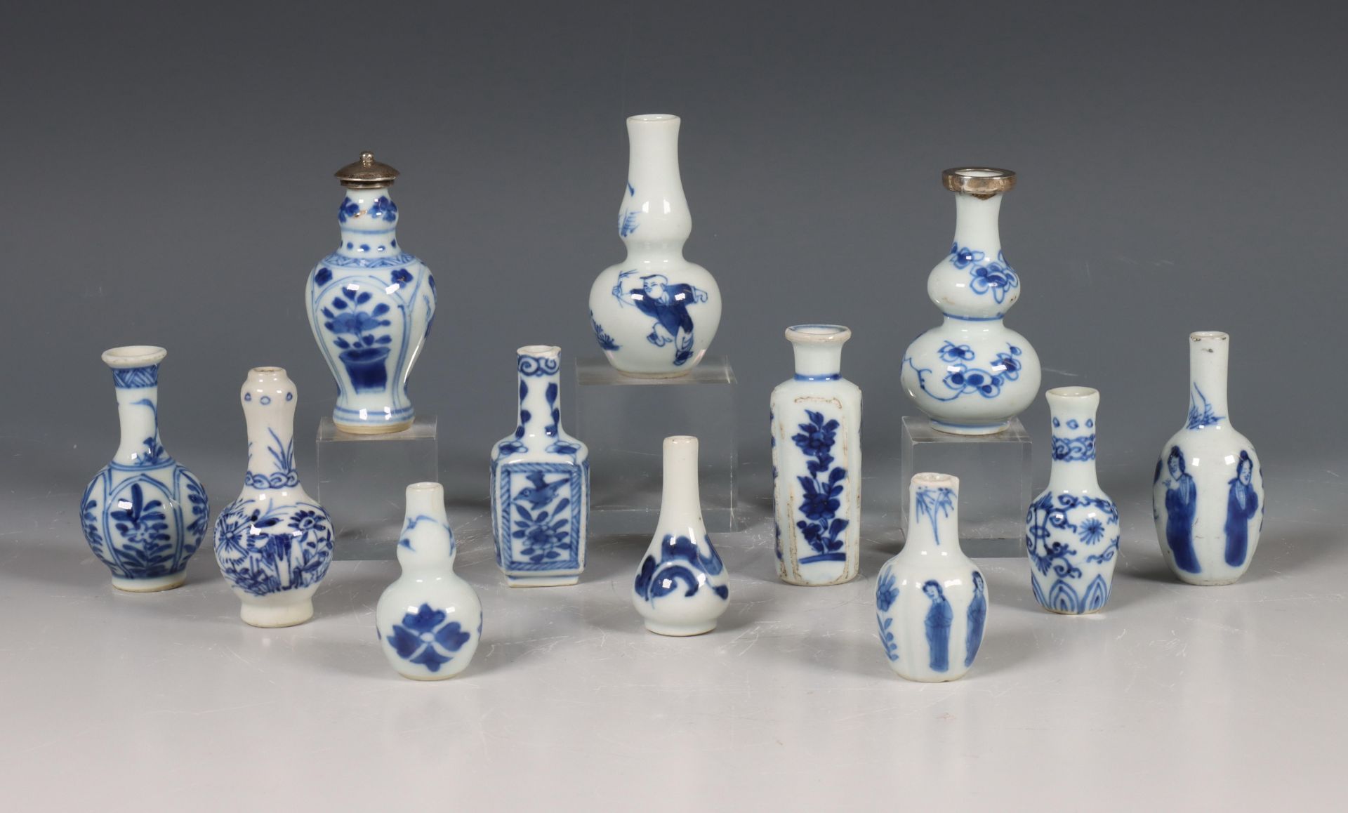 China, collectie blauw-wit porseleinen poppengoed vaasjes, Kangxi periode (1662-1722) en later,