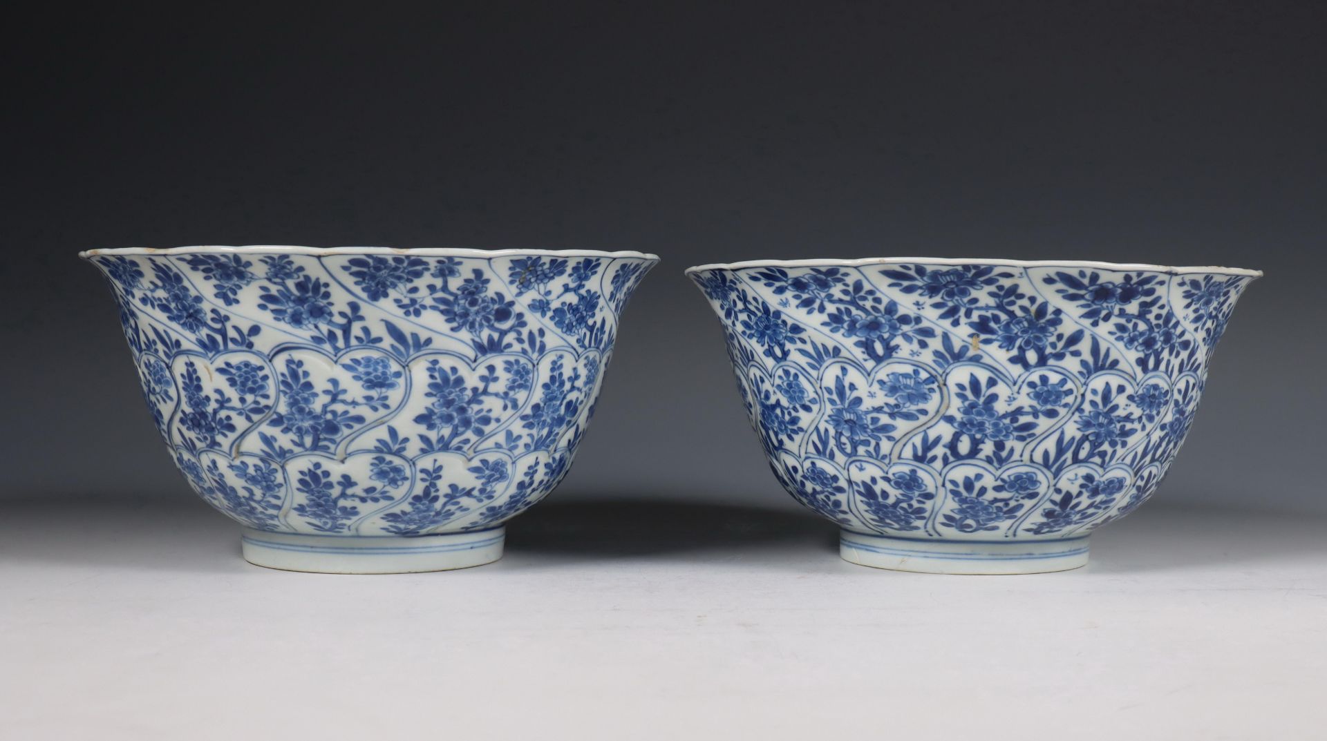 China, paar blauw-wit porseleinen gelobde kommen, Kangxi periode (1662-1722), - Bild 6 aus 8