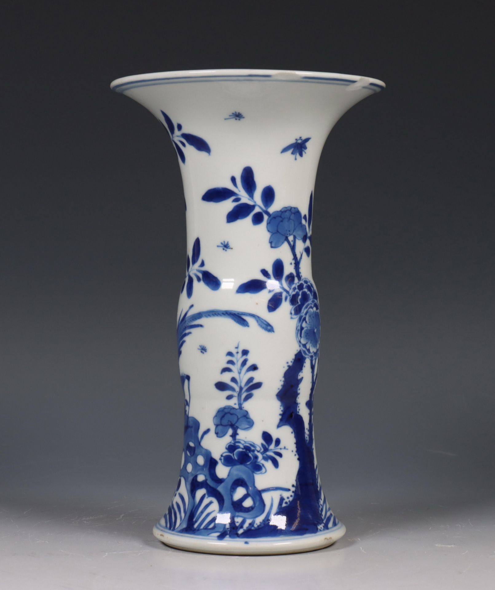 China, blauw-wit porseleinen trompetvaas, Kangxi periode (1662-1722), - Bild 11 aus 12